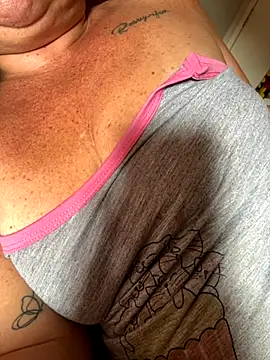 Snapshot of MaluLemos chatting on 10/11/25, 10:03 MaluLemos online show from 10/11/25, 10:03