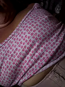 Snapshot of MaluLemos chatting on 10/29/25, 04:20 MaluLemos online show from 10/29/25, 04:20