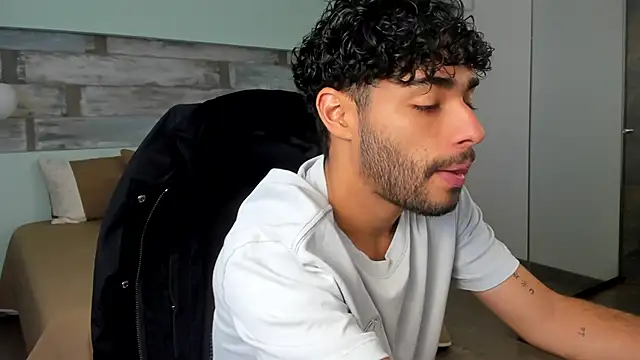 Snapshot of RaphaelDufort chatting on 12/15/25, 05:28 RaphaelDufort online show from 12/15/25, 05:28