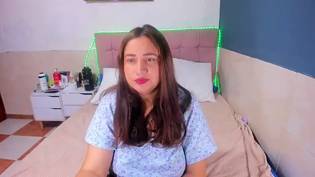 Snapshot of Arianna_Hot777 chatting on 12/16/25, 05:12 Arianna Hot777 online show from 12/16/25, 05:12