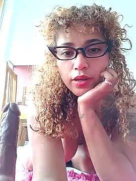 Snapshot of Vikyvoyeur chatting on 11/17/25, 07:52 Vikyvoyeur online show from 11/17/25, 07:52