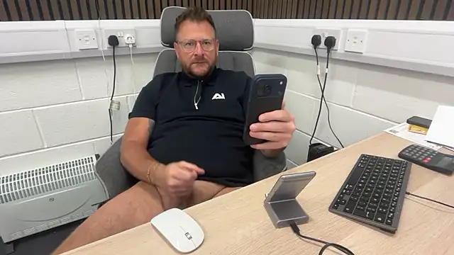 Snapshot of bilf1978 chatting on 06/04/26, 06:52 bilf1978 online show from 06/04/26, 06:52