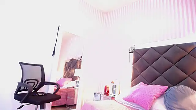 Snapshot of ViictoriaJones_ chatting on 10/17/25, 01:14 ViictoriaJones online show from 10/17/25, 01:14