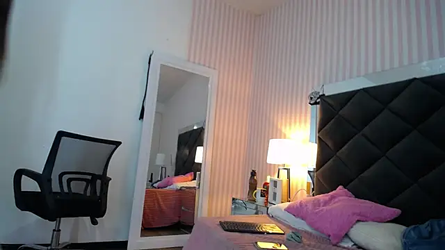 Snapshot of ViictoriaJones_ chatting on 10/18/25, 12:50 ViictoriaJones online show from 10/18/25, 12:50