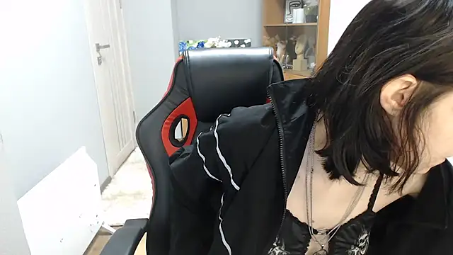 Snapshot of TinaQuiin chatting on 11/24/25, 08:58 TinaQuiin online show from 11/24/25, 08:58