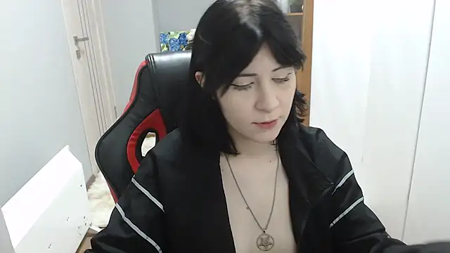 Snapshot of TinaQuiin chatting on 12/17/25, 08:53 TinaQuiin online show from 12/17/25, 08:53