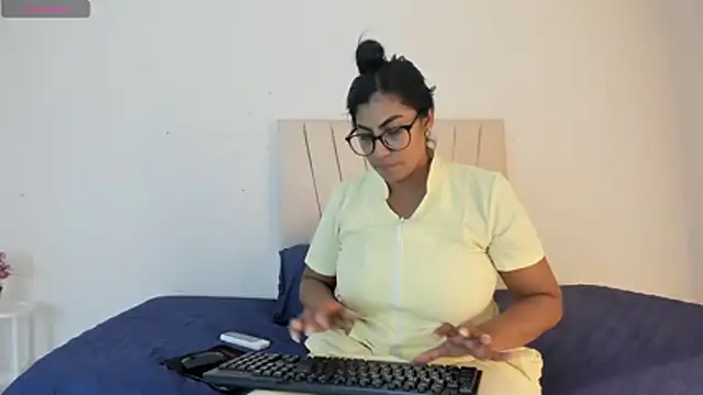  Miaa khalifa  online show from 04/24/26, 12:29