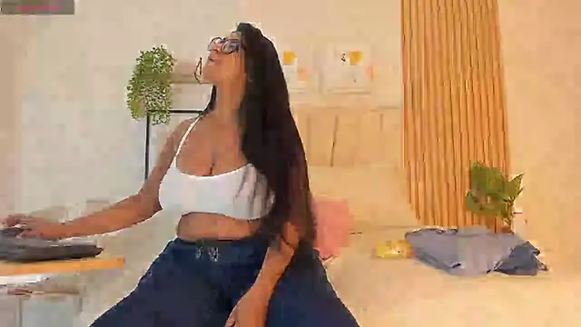  Miaa khalifa  online show from 05/28/26, 12:13