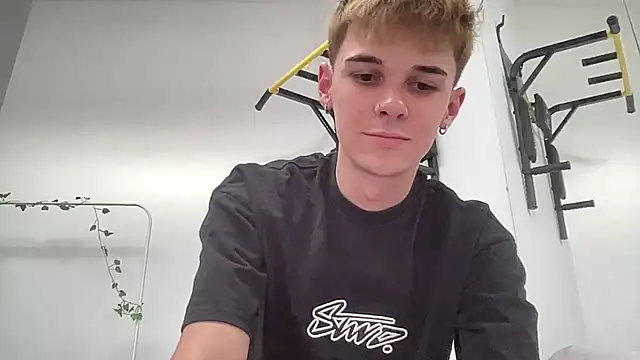 Snapshot of Milk_Guy chatting on 09/15/25, 02:39 Milk Guy online show from 09/15/25, 02:39