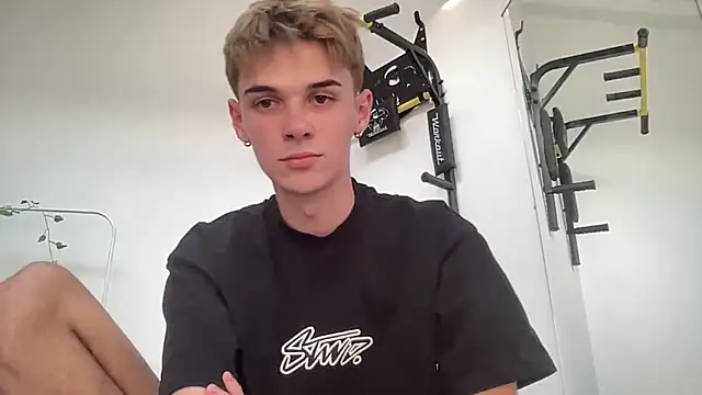 Snapshot of Milk_Guy chatting on 09/16/25, 03:02 Milk Guy online show from 09/16/25, 03:02