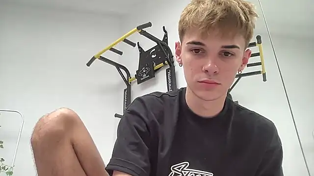 Snapshot of Milk_Guy chatting on 09/17/25, 08:16 Milk Guy online show from 09/17/25, 08:16