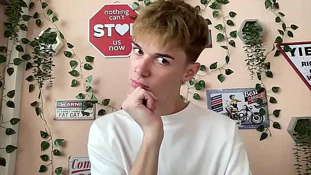 Snapshot of Milk_Guy chatting on 09/18/25, 11:12 Milk Guy online show from 09/18/25, 11:12