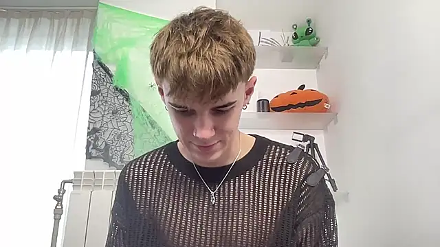 Snapshot of Milk_Guy chatting on 10/29/25, 01:24 Milk Guy online show from 10/29/25, 01:24