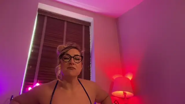 Snapshot of MistresssX chatting on 05/27/26, 02:03 MistresssX online show from 05/27/26, 02:03