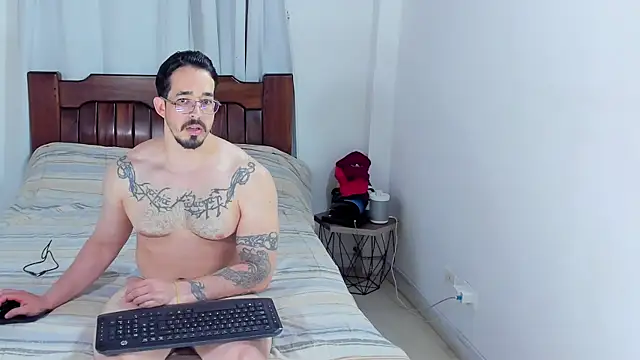 Snapshot of Hunter_Hoott chatting on 06/15/26, 12:24 Hunter Hoott online show from 06/15/26, 12:24