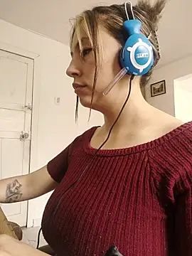 Snapshot of AlanaDesire chatting on 09/28/25, 05:40 AlanaDesire online show from 09/28/25, 05:40