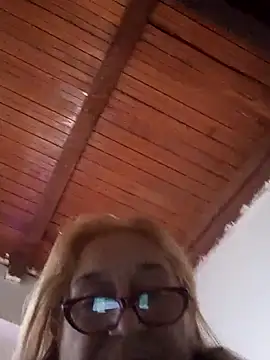 Snapshot of Saraimilf chatting on 10/27/25, 08:02 Saraimilf online show from 10/27/25, 08:02