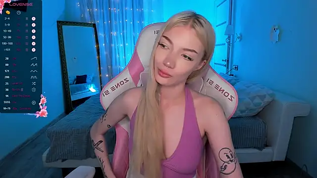 Snapshot of AnyaTaylor_ chatting on 11/11/25, 02:44 AnyaTaylor online show from 11/11/25, 02:44