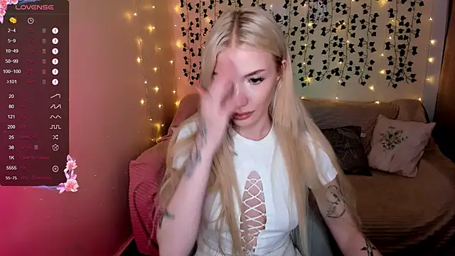 Snapshot of AnyaTaylor_ chatting on 11/14/25, 04:44 AnyaTaylor online show from 11/14/25, 04:44