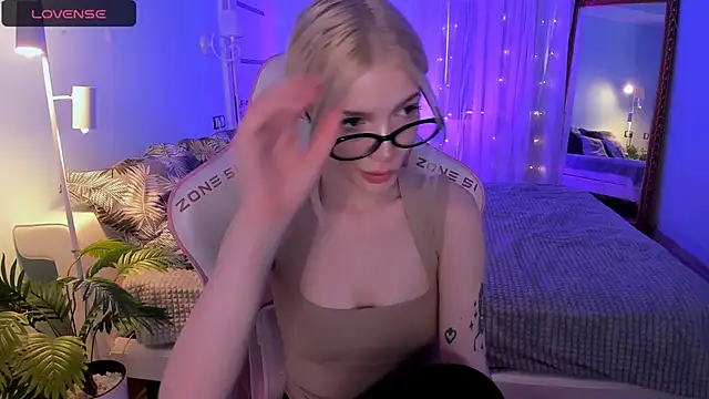 AnyaTaylor  online show from 04/19/26, 02:44