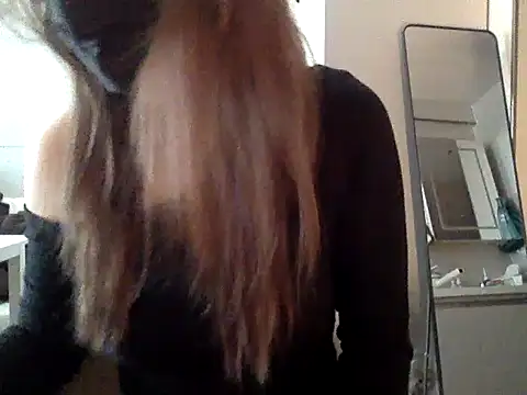 Mia 8 online show from 03/19/26, 02:26