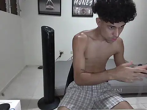 Snapshot of Dollarhot30 chatting on 09/29/25, 01:11 Dollarhot30 online show from 09/29/25, 01:11