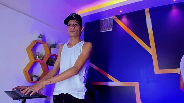 Snapshot of imperial_boys chatting on 09/23/25, 04:26 imperial boys online show from 09/23/25, 04:26