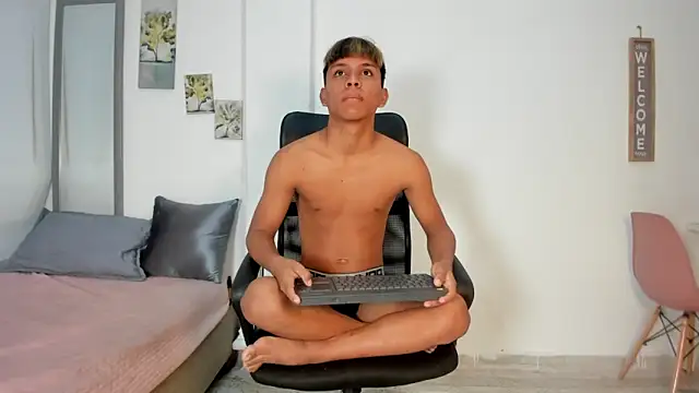 tyler twink boy online show from 05/01/26, 01:16