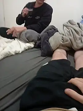 Snapshot of Couplefrsex chatting on 10/17/25, 08:22 Couplefrsex online show from 10/17/25, 08:22