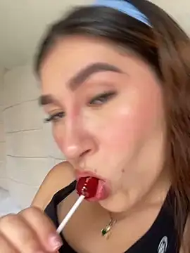 Isa Villamarin online show from 09/30/25, 03:39