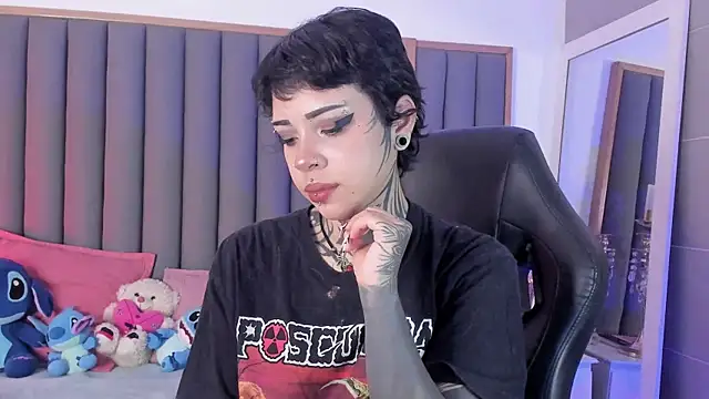 misstomie  online show from 11/19/25, 03:01