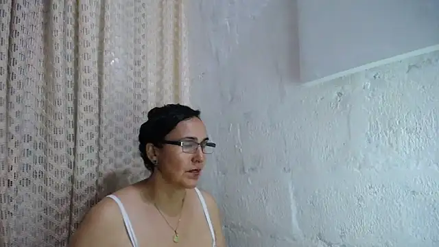 Snapshot of gabbyparker_ chatting on 10/17/25, 09:50 gabbyparker  online show from 10/17/25, 09:50