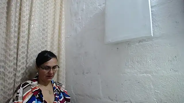 Snapshot of gabbyparker_ chatting on 10/18/25, 10:27 gabbyparker  online show from 10/18/25, 10:27