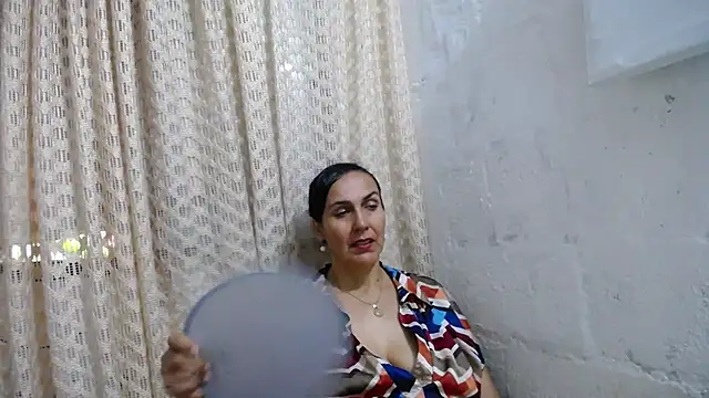 Snapshot of gabbyparker_ chatting on 10/18/25, 10:32 gabbyparker  online show from 10/18/25, 10:32