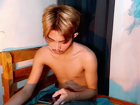 Snapshot of addicted_to_alex chatting on 11/18/25, 04:44 addicted to alex online show from 11/18/25, 04:44