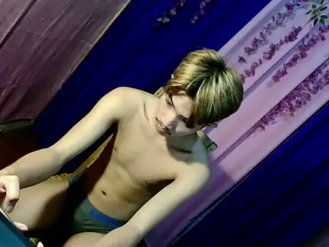 Snapshot of addicted_to_alex chatting on 11/19/25, 01:33 addicted to alex online show from 11/19/25, 01:33