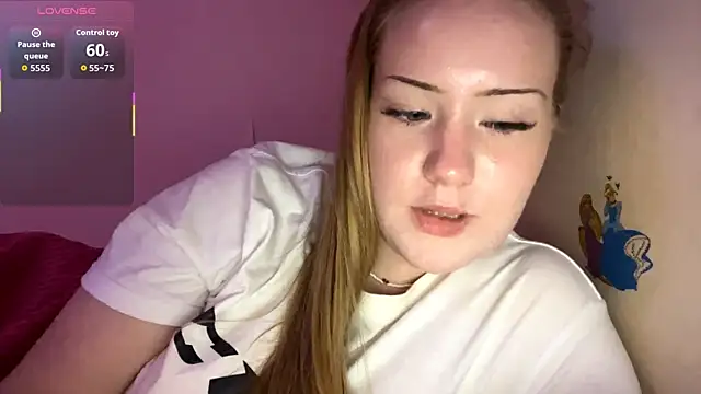 Snapshot of PandaFluff chatting on 09/09/25, 05:23 PandaFluff online show from 09/09/25, 05:23