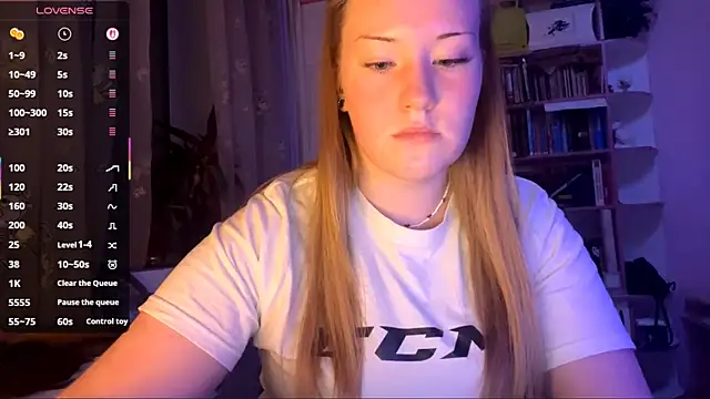 Snapshot of PandaFluff chatting on 09/11/25, 07:14 PandaFluff online show from 09/11/25, 07:14