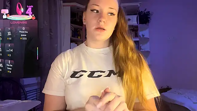 Snapshot of PandaFluff chatting on 09/24/25, 06:11 PandaFluff online show from 09/24/25, 06:11