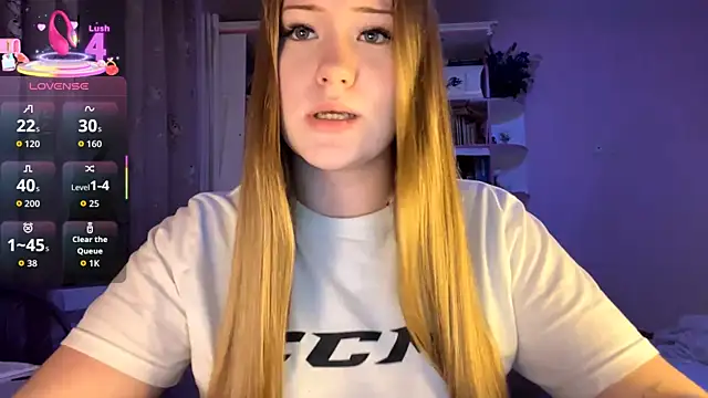 Snapshot of PandaFluff chatting on 09/25/25, 04:21 PandaFluff online show from 09/25/25, 04:21