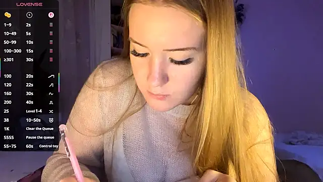 Snapshot of PandaFluff chatting on 09/30/25, 04:12 PandaFluff online show from 09/30/25, 04:12