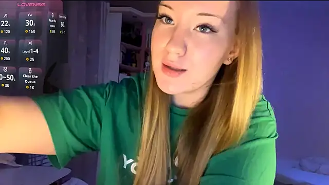 Snapshot of PandaFluff chatting on 10/01/25, 04:13 PandaFluff online show from 10/01/25, 04:13