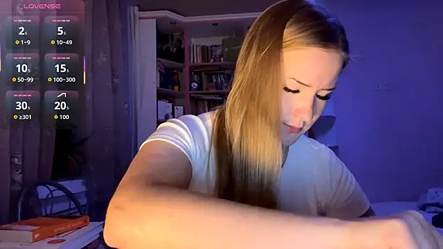 Snapshot of PandaFluff chatting on 10/03/25, 03:31 PandaFluff online show from 10/03/25, 03:31