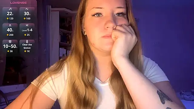 Snapshot of PandaFluff chatting on 10/07/25, 03:09 PandaFluff online show from 10/07/25, 03:09