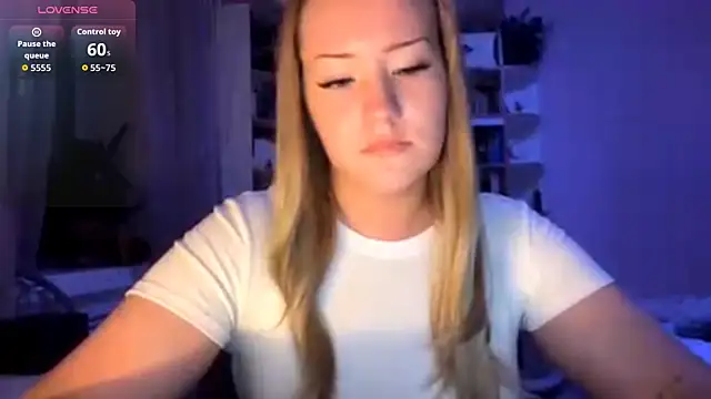 Snapshot of PandaFluff chatting on 10/11/25, 04:38 PandaFluff online show from 10/11/25, 04:38