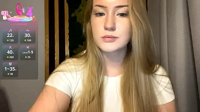 Snapshot of PandaFluff chatting on 10/26/25, 04:57 PandaFluff online show from 10/26/25, 04:57