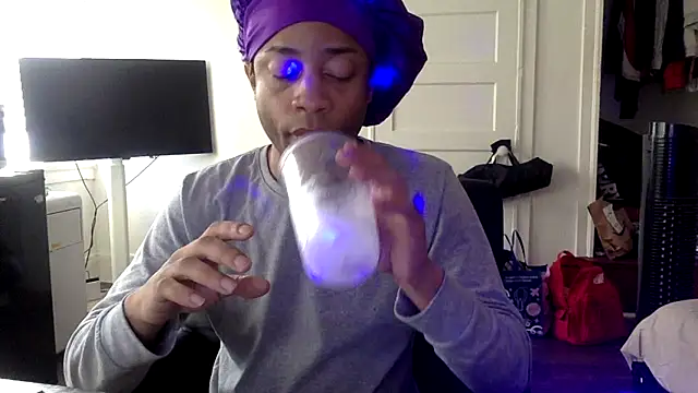 Snapshot of Diodre_Benyoon chatting on 12/18/25, 08:37 Diodre Benyoon online show from 12/18/25, 08:37