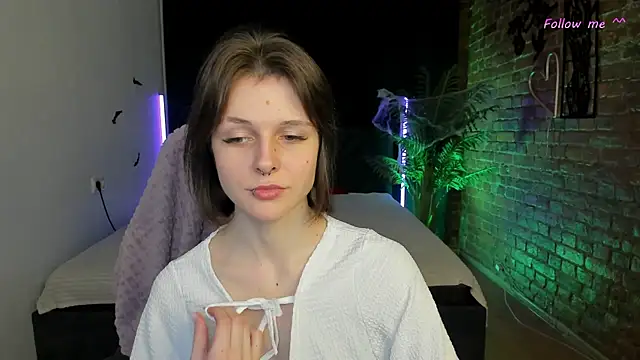 Snapshot of Shine_Vivi chatting on 11/12/25, 03:12 Shine Vivi online show from 11/12/25, 03:12