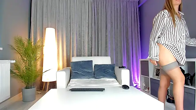 Snapshot of LisaAventi chatting on 10/11/25, 04:12 LisaAventi online show from 10/11/25, 04:12