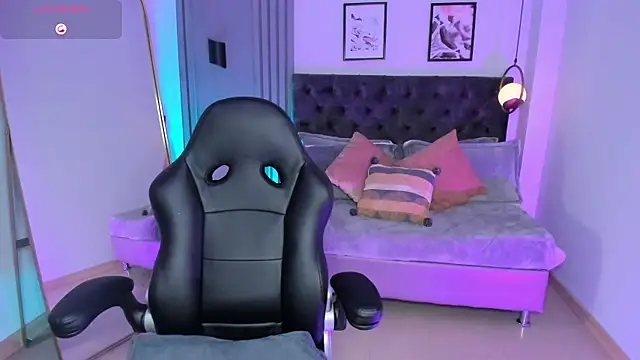 Snapshot of dreamleah_ chatting on 10/18/25, 04:59 dreamleah online show from 10/18/25, 04:59